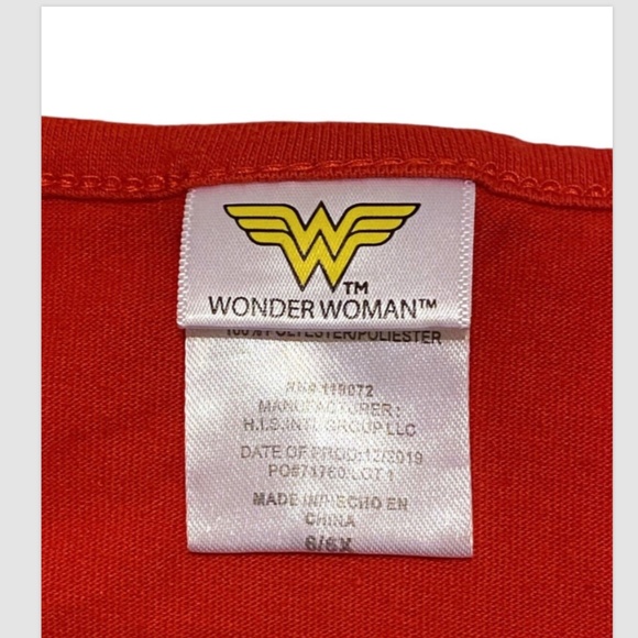Wonder Woman Girl’s Red & Gold Emblem T-shirt with cape Sz 6/6X m - Picture 6 of 6